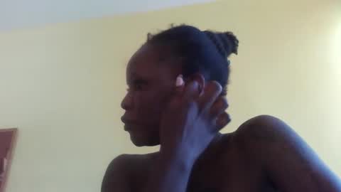 Snapshot of princessmiles2 chatting on 4, 3, 2025 phelly online show from 4, 3, 2025