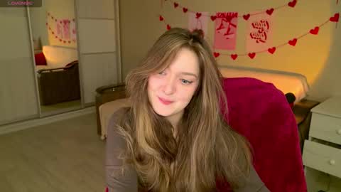 Snapshot of purple_averge chatting on 4, 12, 2025 Bella online show from 4, 12, 2025