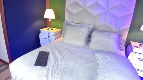 Queen Violet online show from 21, 2, 2025