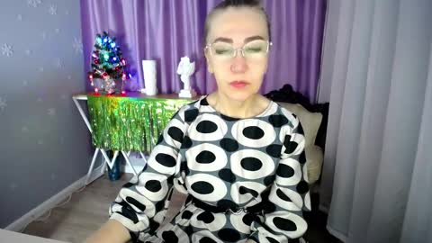 Snapshot of queen_a_n_i chatting on 2, 1, 2025 A N I Ill be here on December 1st online show from 2, 1, 2025