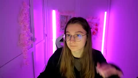 Snapshot of queen_amelie chatting on 5, 5, 2026 Amelie online show from 5, 5, 2026