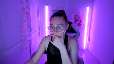 Snapshot of queen_amelie chatting on 22, 5, 2026 Amelie online show from 22, 5, 2026