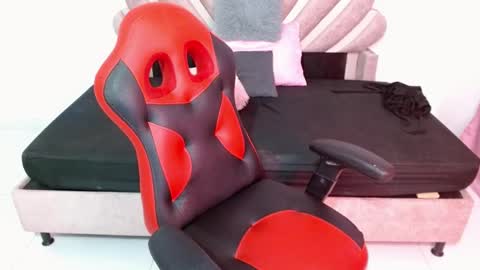 Snapshot of queen_hot1129 chatting on 18, 12, 2025 isa online show from 18, 12, 2025