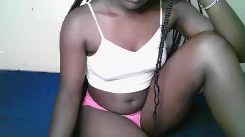 Snapshot of queen_latasha chatting on 18, 10, 2025 queen_latasha online show from 18, 10, 2025