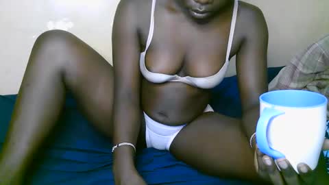 Snapshot of queen_latasha chatting on 1, 12, 2025 queen_latasha online show from 1, 12, 2025