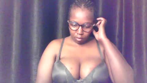 Snapshot of queen_melanine chatting on 2, 7, 2026 QUEEN online show from 2, 7, 2026