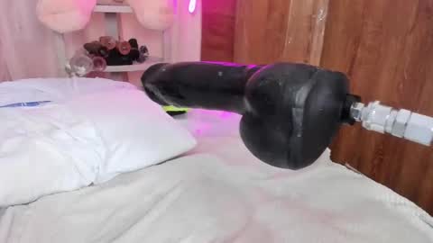 queen_yully online show from 6, 3, 2025