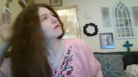 queencrimsonlvx online show from 18, 4, 2026