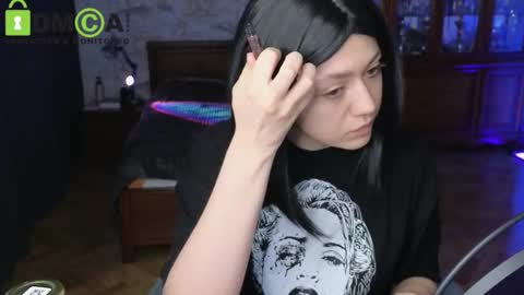 Snapshot of queenofwandss chatting on 18, 12, 2025 follow my new insta online show from 18, 12, 2025