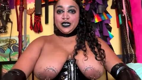 Snapshot of queensquirtntwerk chatting on 10, 2, 2026 Queen Hilarity online show from 10, 2, 2026