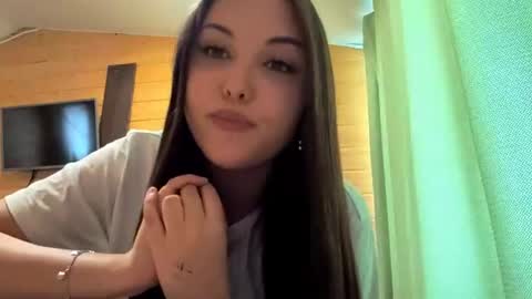 Snapshot of quyencritchlow chatting on 7, 7, 2026 Lily online show from 7, 7, 2026