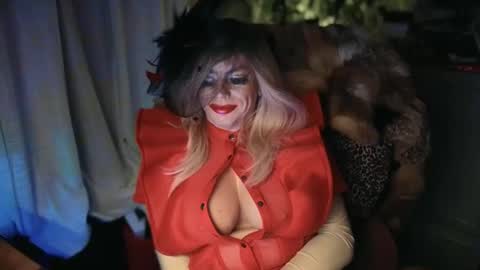 Snapshot of qweenviva chatting on 10, 1, 2025 ViVaLuvLicious online show from 10, 1, 2025