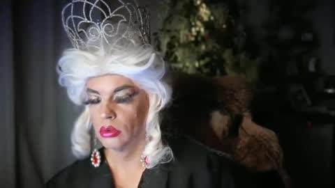 Snapshot of qweenviva chatting on 12, 1, 2025 ViVaLuvLicious online show from 12, 1, 2025