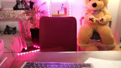 Nova Hollis online show from 3, 4, 2026