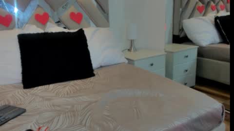 Raquel Moore  online show from 20, 2, 2025