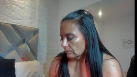 Raquel Moore  online show from 21, 2, 2025