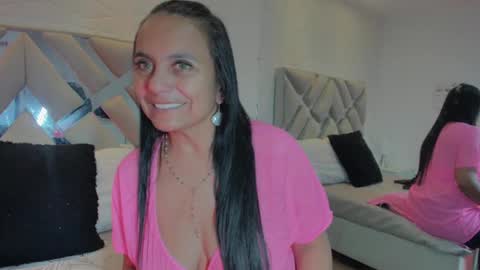 Raquel Moore  online show from 10, 3, 2025