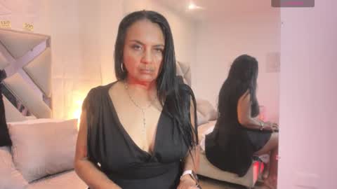 Raquel Moore  online show from 24, 9, 2025