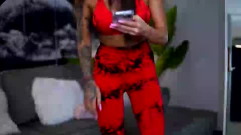Snapshot of raquellevon chatting on 22, 9, 2025 Raquelle online show from 22, 9, 2025