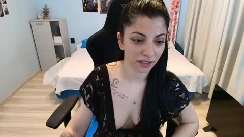 Snapshot of raven_haired_goddess chatting on 14, 5, 2026 raven_haired_goddess online show from 14, 5, 2026