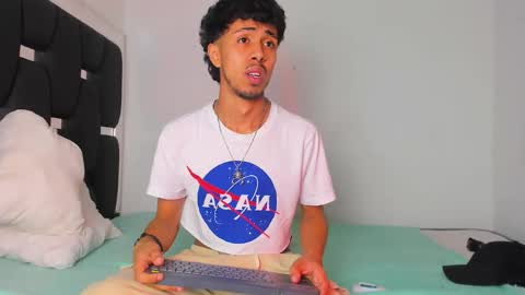 Snapshot of raydevil_ chatting on 21, 10, 2025 Rayn online show from 21, 10, 2025