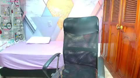 Snapshot of raylin_escobar chatting on 9, 6, 2026 raylin_escobar online show from 9, 6, 2026