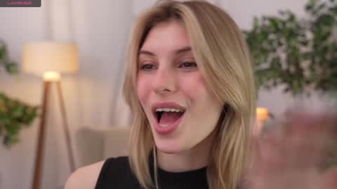 Snapshot of refined_style chatting on 19, 12, 2024 JessyinCherri yang online show from 19, 12, 2024