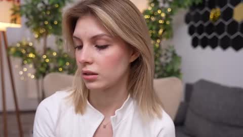 Snapshot of refined_style chatting on 22, 2, 2025 JessyinCherri yang online show from 22, 2, 2025