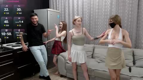 Snapshot of renae_tom chatting on 11, 11, 2025 Renae Tom online show from 11, 11, 2025