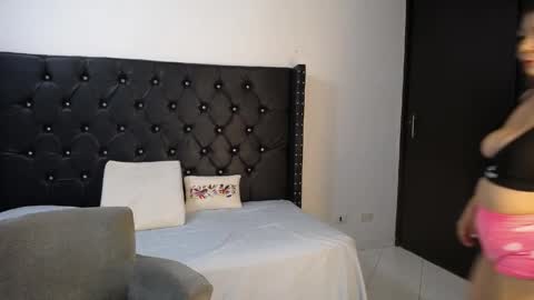 Snapshot of renata_salinas_1 chatting on 11, 5, 2026 Renata Salinas online show from 11, 5, 2026