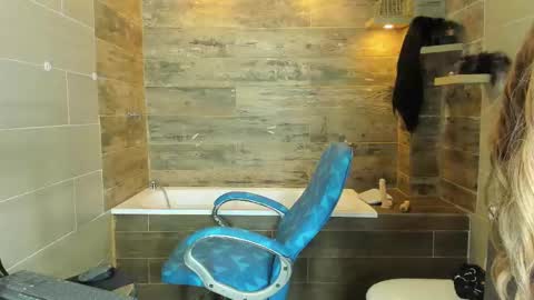 Renata Venuss  online show from 1, 10, 2025