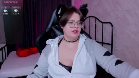 Snapshot of renee_turner chatting on 11, 3, 2025 renee_turner online show from 11, 3, 2025