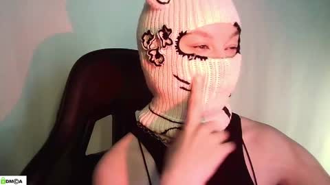 Renesme White Im here from Monday to Friday online show from 1, 5, 2026