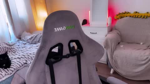   DianaBrite            fansl y online show from 10, 3, 2026