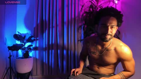 Snapshot of romeocolin_ chatting on 10, 9, 2025 R O M E O online show from 10, 9, 2025