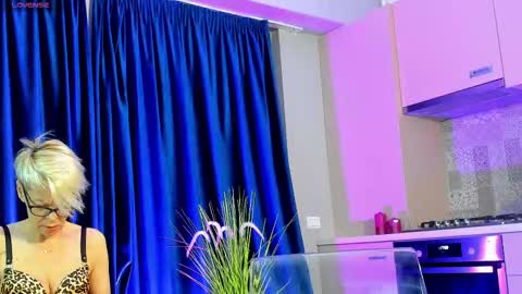 Snapshot of rosacatalleya chatting on 6, 10, 2025 Rose online show from 6, 10, 2025