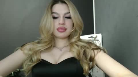 Snapshot of rosaline_ly chatting on 4, 5, 2026 Rosalina online show from 4, 5, 2026