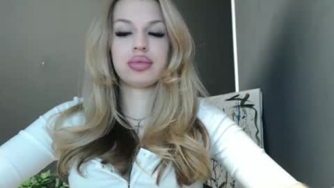 Snapshot of rosaline_ly chatting on 28, 5, 2026 Rosalina online show from 28, 5, 2026