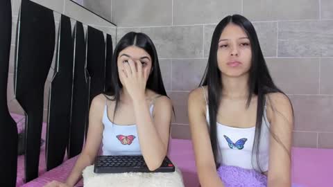 Rose y Miah online show from 2, 1, 2025