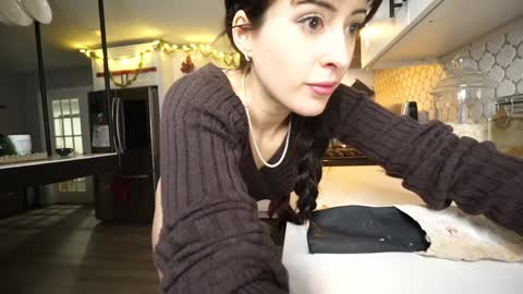 Rosie Bones online show from 13, 12, 2024