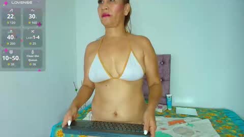 Snapshot of rousemilf4u chatting on 25, 11, 2025 rouse online show from 25, 11, 2025