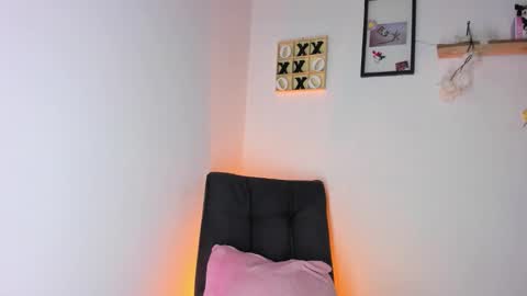 Snapshot of roxan_ne chatting on 7, 10, 2025 Roxx online show from 7, 10, 2025