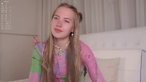 Snapshot of roxanelan chatting on 24, 9, 2025 Anna Lokiss online show from 24, 9, 2025