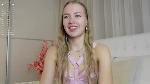 Snapshot of roxanelan chatting on 4, 10, 2025 Anna Lokiss online show from 4, 10, 2025