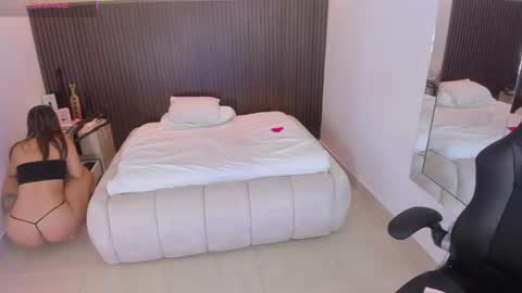 Snapshot of roxi_moon1 chatting on 30, 4, 2026 R O X Y online show from 30, 4, 2026
