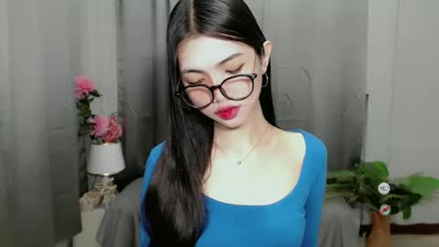Snapshot of roxie_fuckdoll chatting on 5, 2, 2025 Roxie online show from 5, 2, 2025