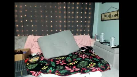 roxihazeleyes online show from 31, 1, 2025