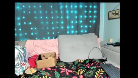 roxihazeleyes online show from 7, 2, 2025