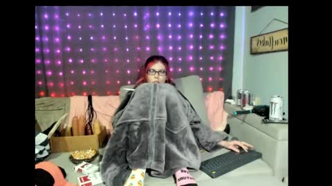 roxihazeleyes online show from 24, 2, 2025