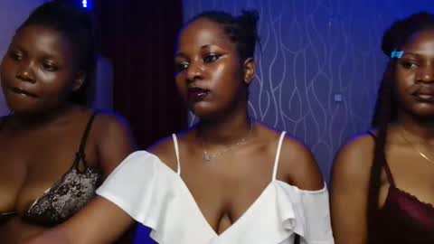 Snapshot of roxy_heather chatting on 8, 11, 2025 Roxy online show from 8, 11, 2025